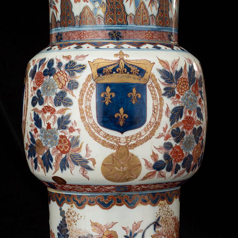 A large armorial imari vase, Qing dynasty, early 18th Century.