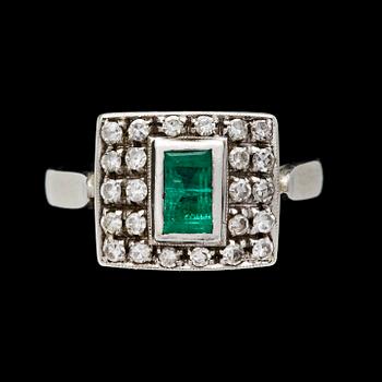 RING, 18k vitguld med smaragder och små diamanter.