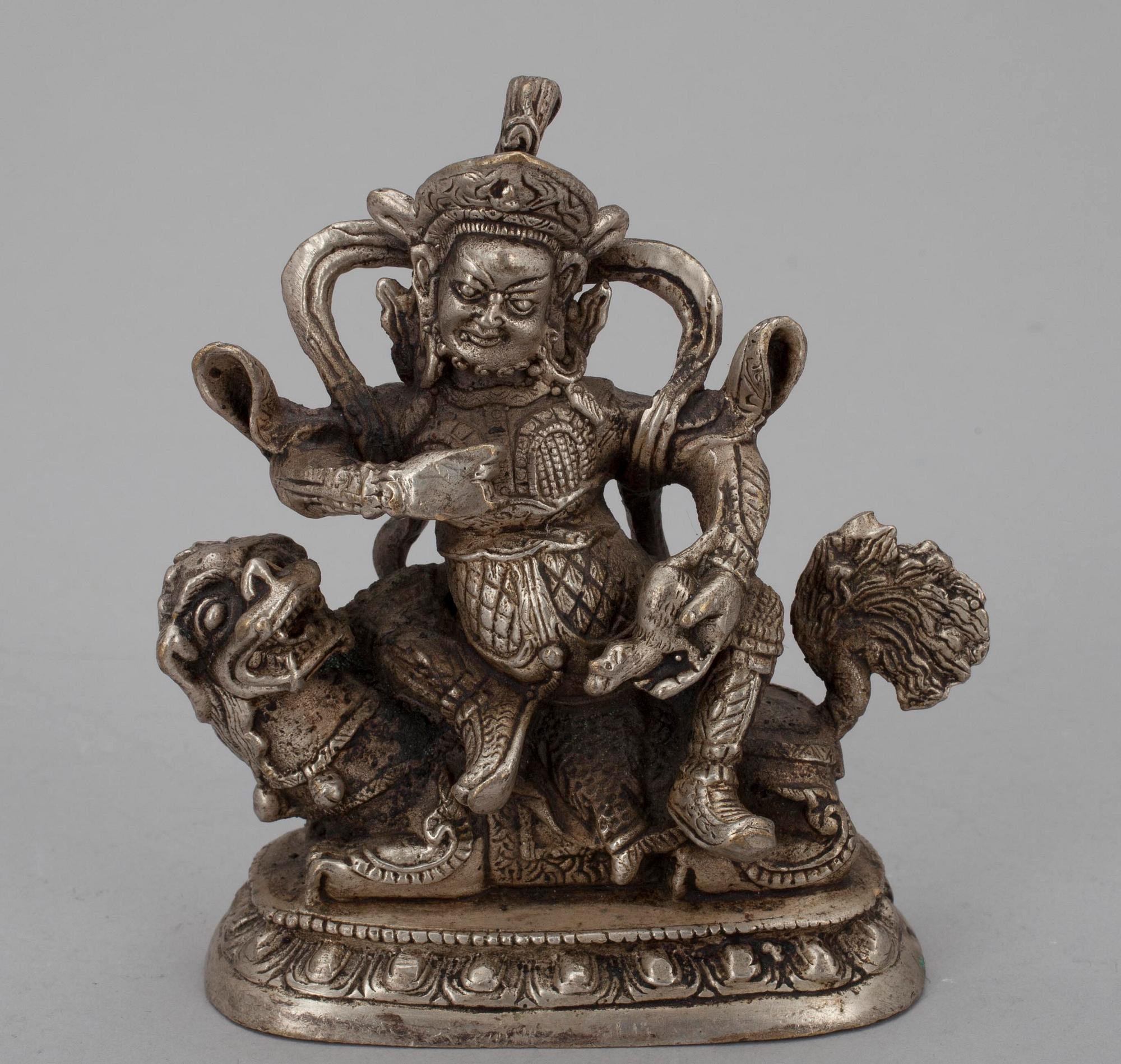 FIGURIN, vitmetall, "Vaishravana" Kina/Tibet 1900-tal.