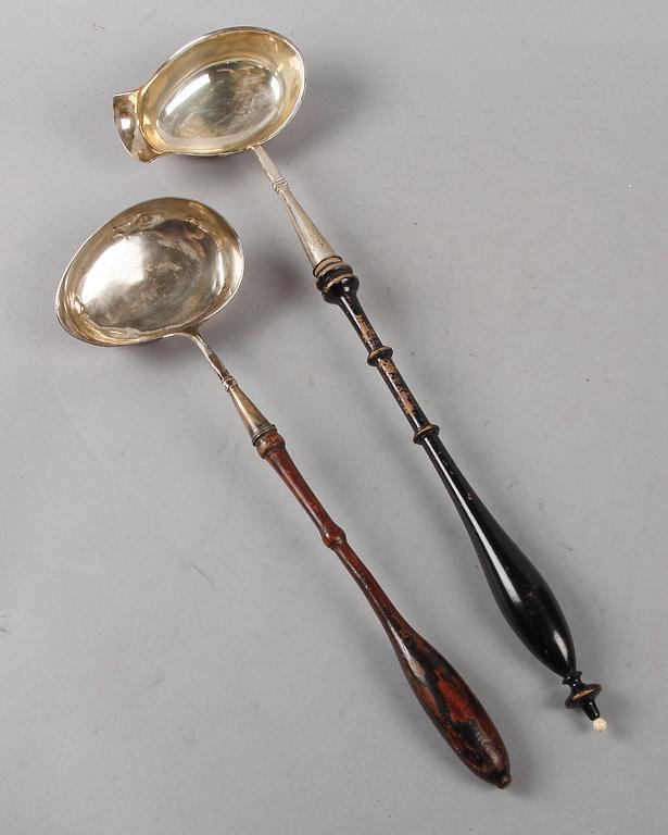 SOPPSLEVAR 2st, silver och trä. Bl a 1914.