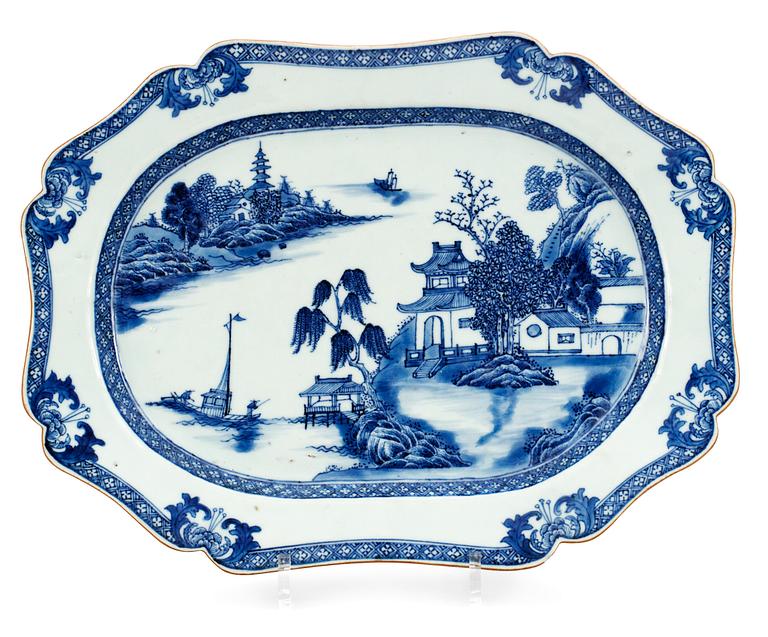 A blue and white large serving dish, Qing dynasty, Qianlong (1736-95).