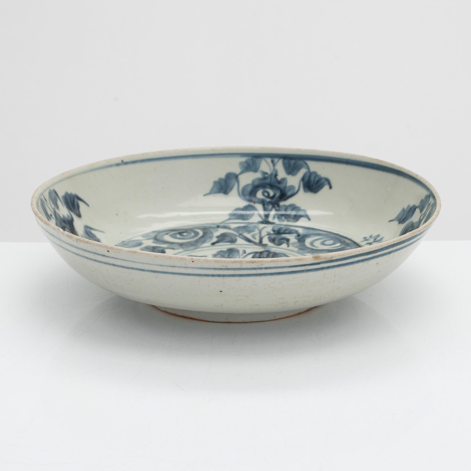 A blue and white Swatow dish, Ming dynasty (1368-1644).