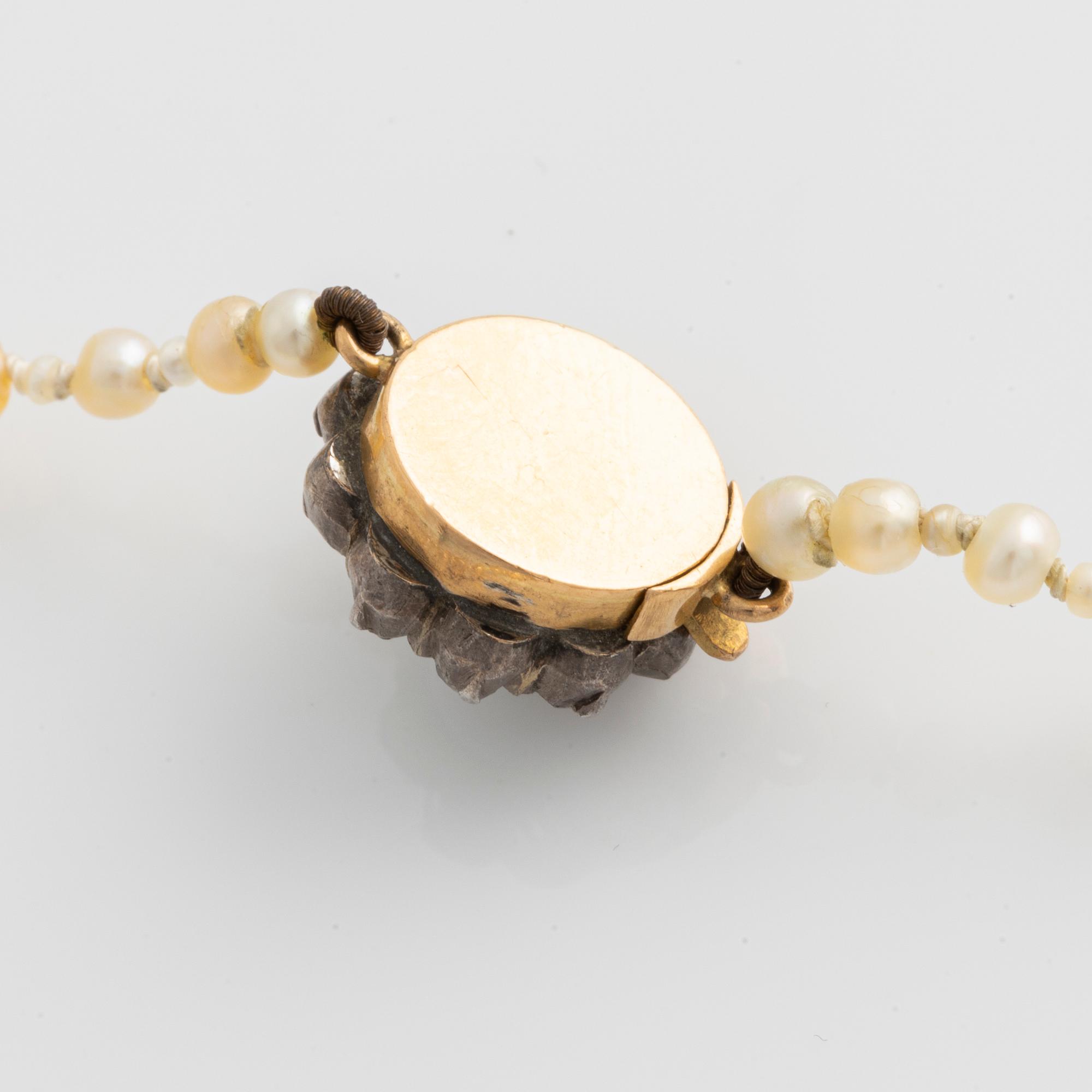 Pearl necklace, with graduated pearls.