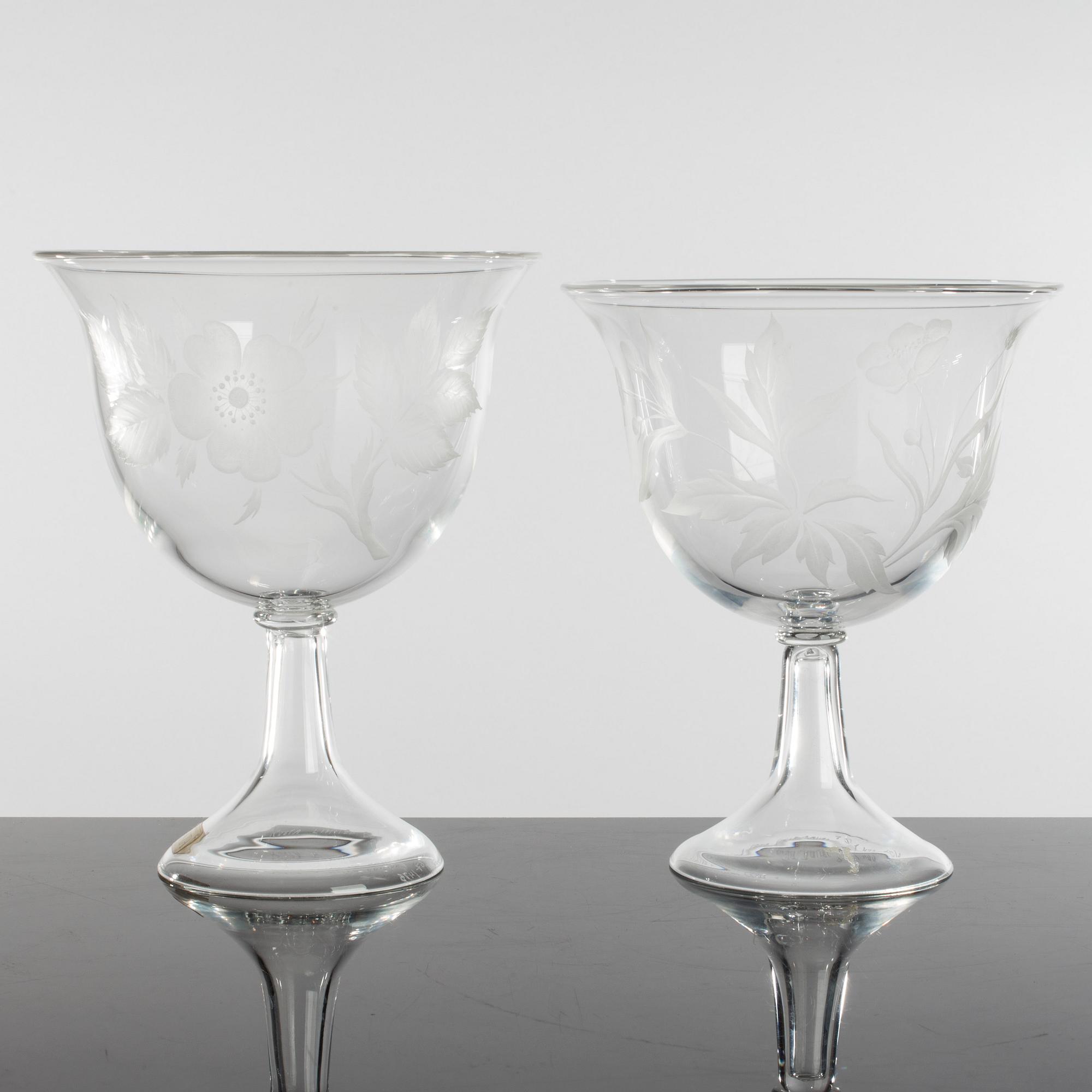 LISA BAUER, skålar på fot, 2 st, glas, signerade, Kosta, 1979.