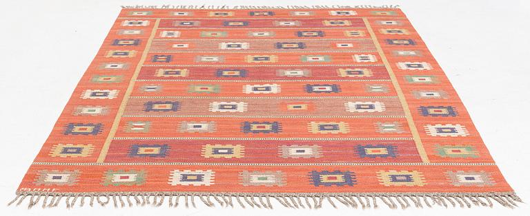 Märta Måås-Fjetterström, matta, "Röd grön äng", rölakan, ca 299 x 206 cm, signerad AB MMF.