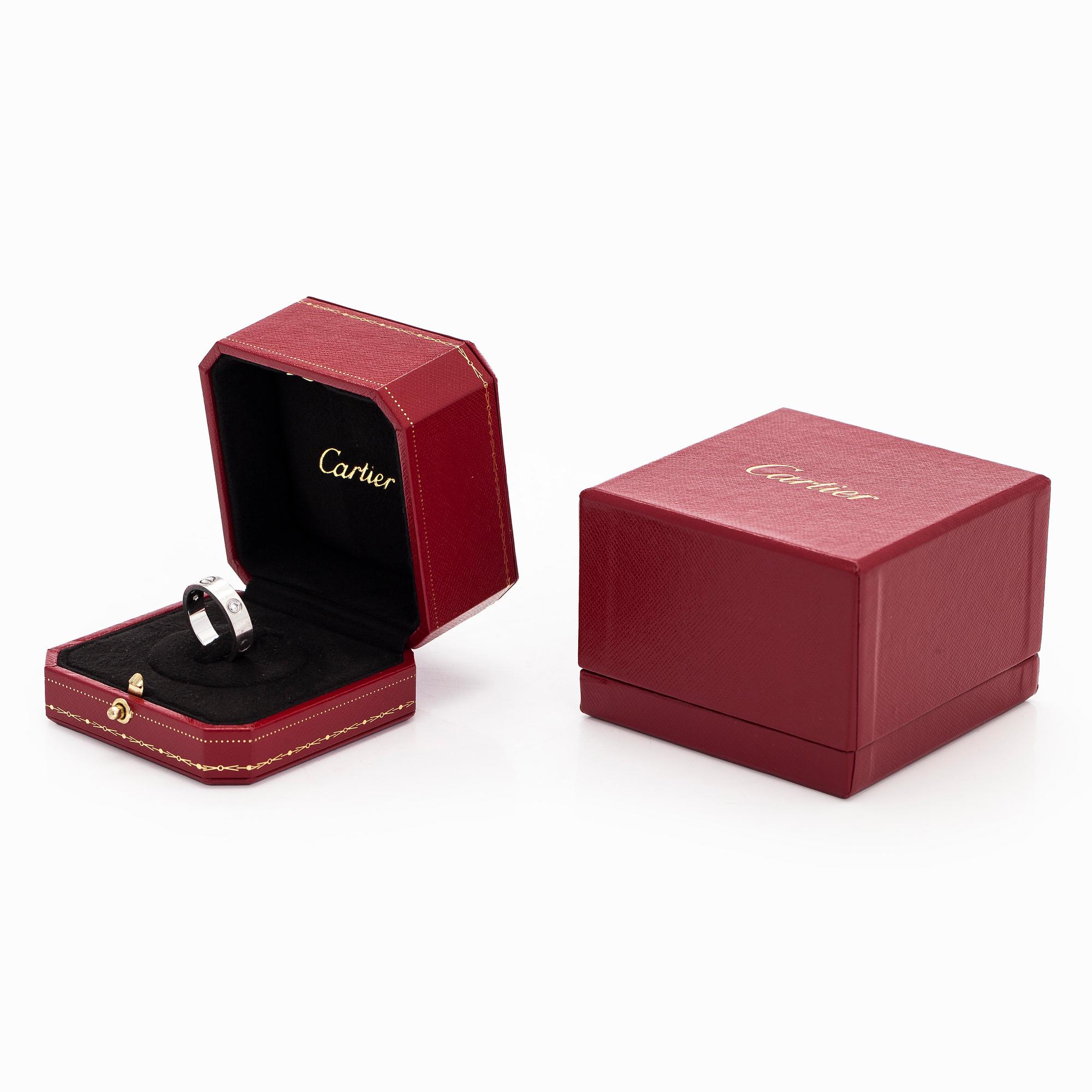 Cartier, sormus, "Love", 18K valkokultaa ja kolme briljanttihiottua timanttia.