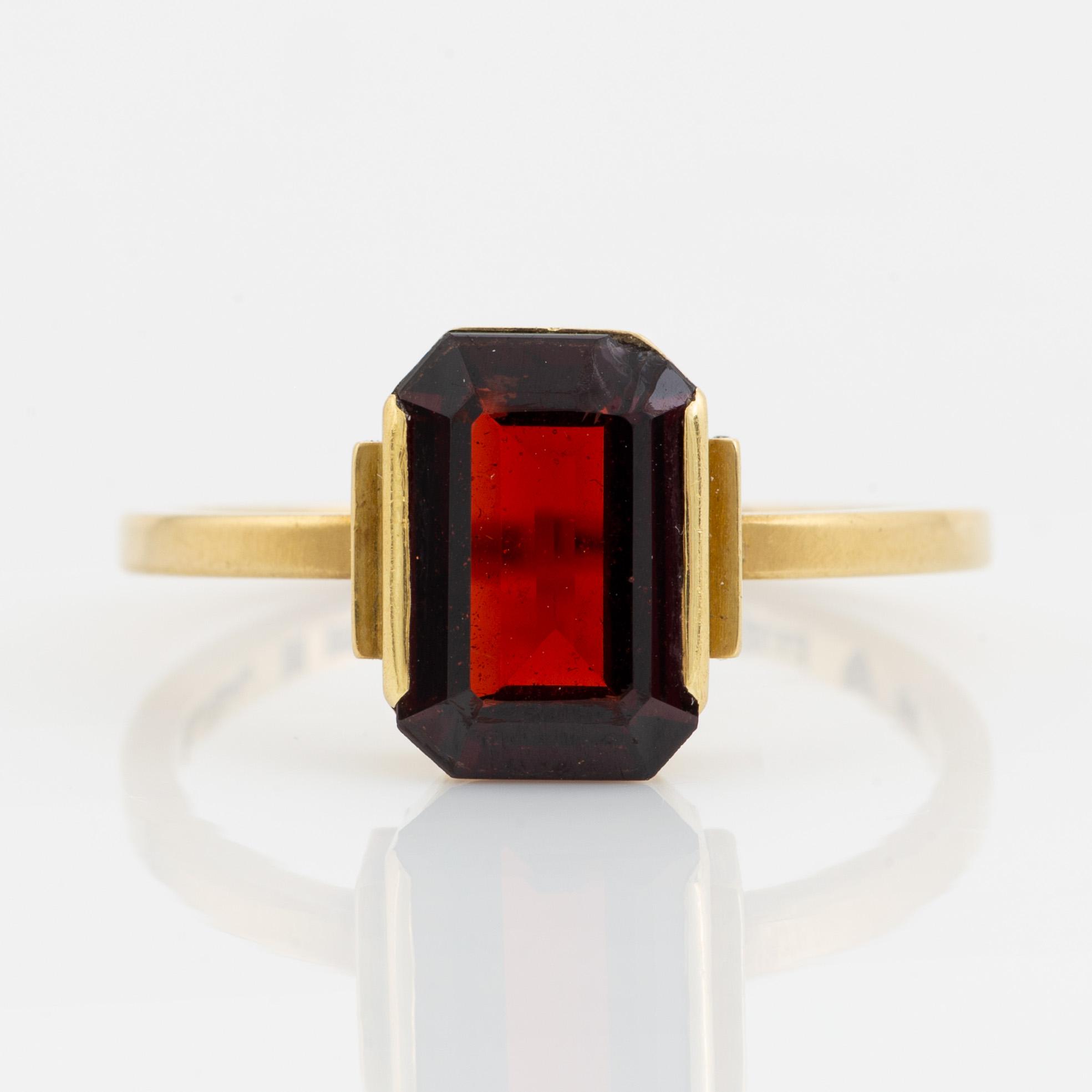 Wiwen Nilsson, Ring, 18K guld med fasettslipad röd sten, Lund 1940.