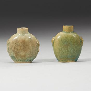 SNUSFLASKOR, två stycken, keramik. Sen Qingdynasti, 1800-tal.