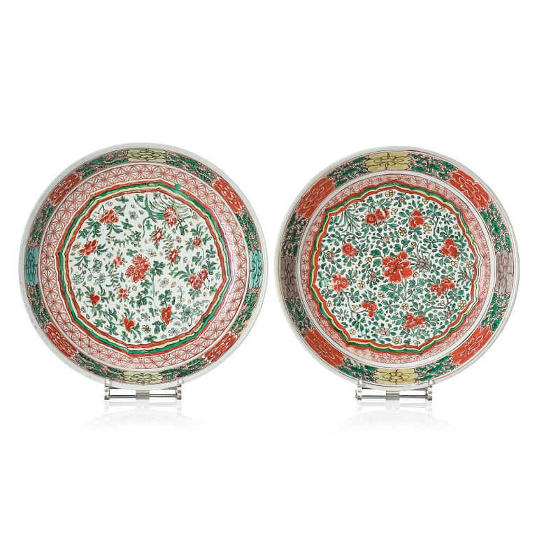 A matched pair of large famille verte chargers, Transition/ early Kangxi, 17th Century.