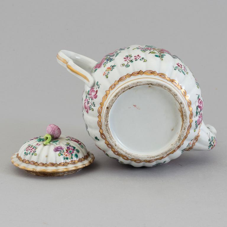 A SAMSON PORCELAIN TEAPOT, France, 19th/20th century.