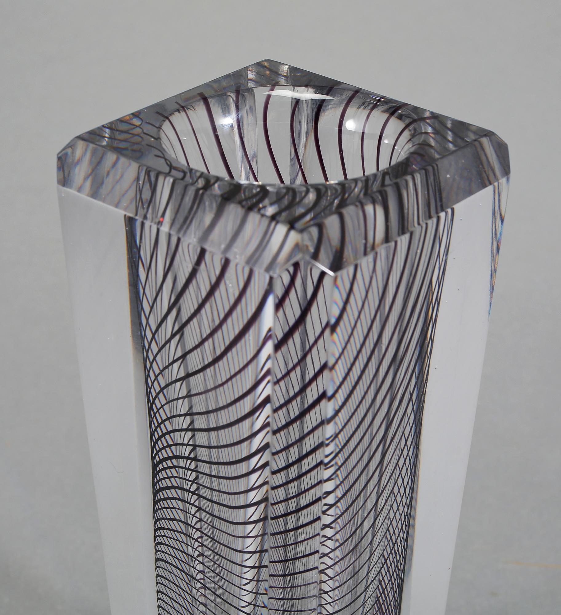 VAS, glas, Vicke Lindstrand, Kosta, signerad, 1900-tal.
