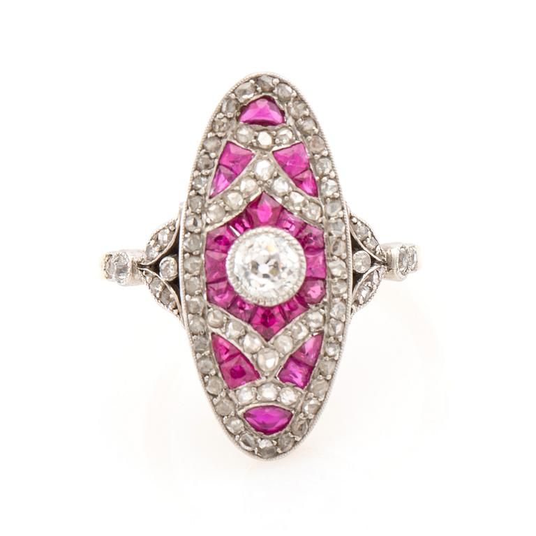 Art Deco ring of 18K gold and platinum with diamonds and synthetic rubies.