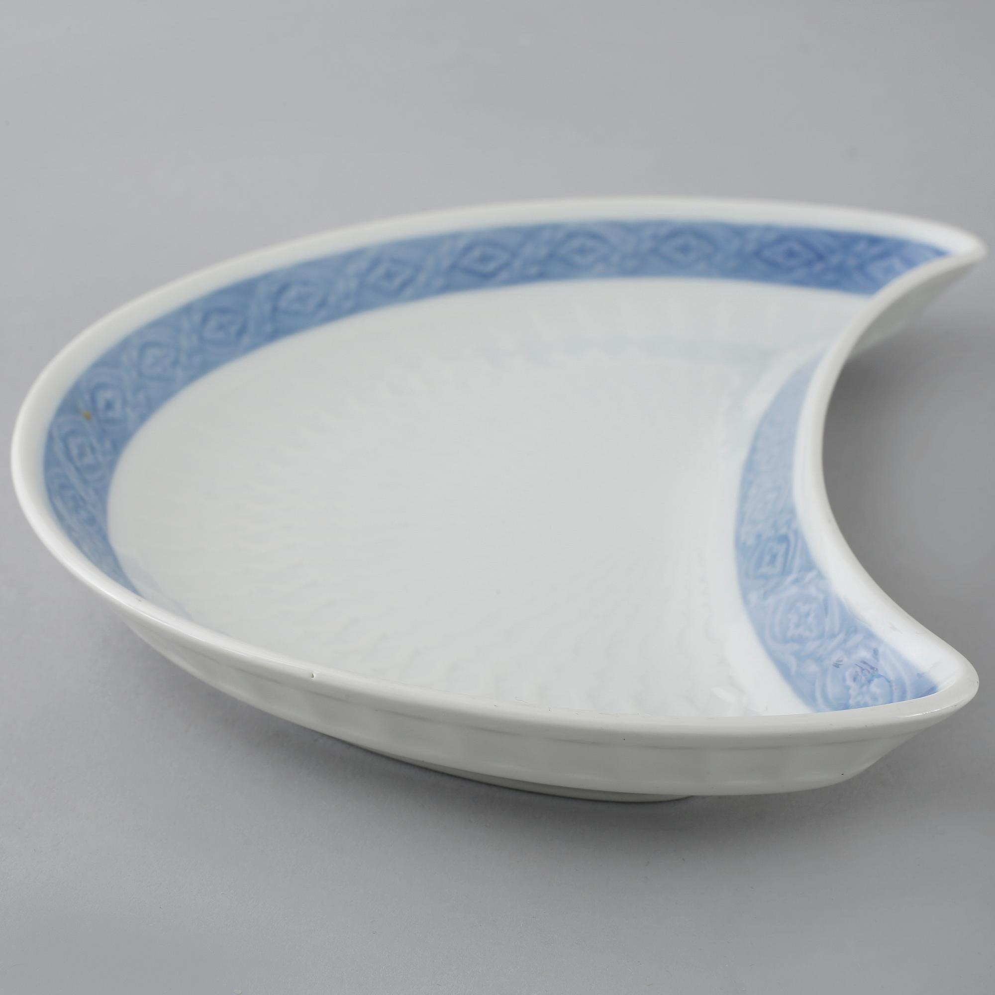 73 porcelian serving pieces, "Blå Vifte", Royal Copenhagen, from the second half of the 20th century.