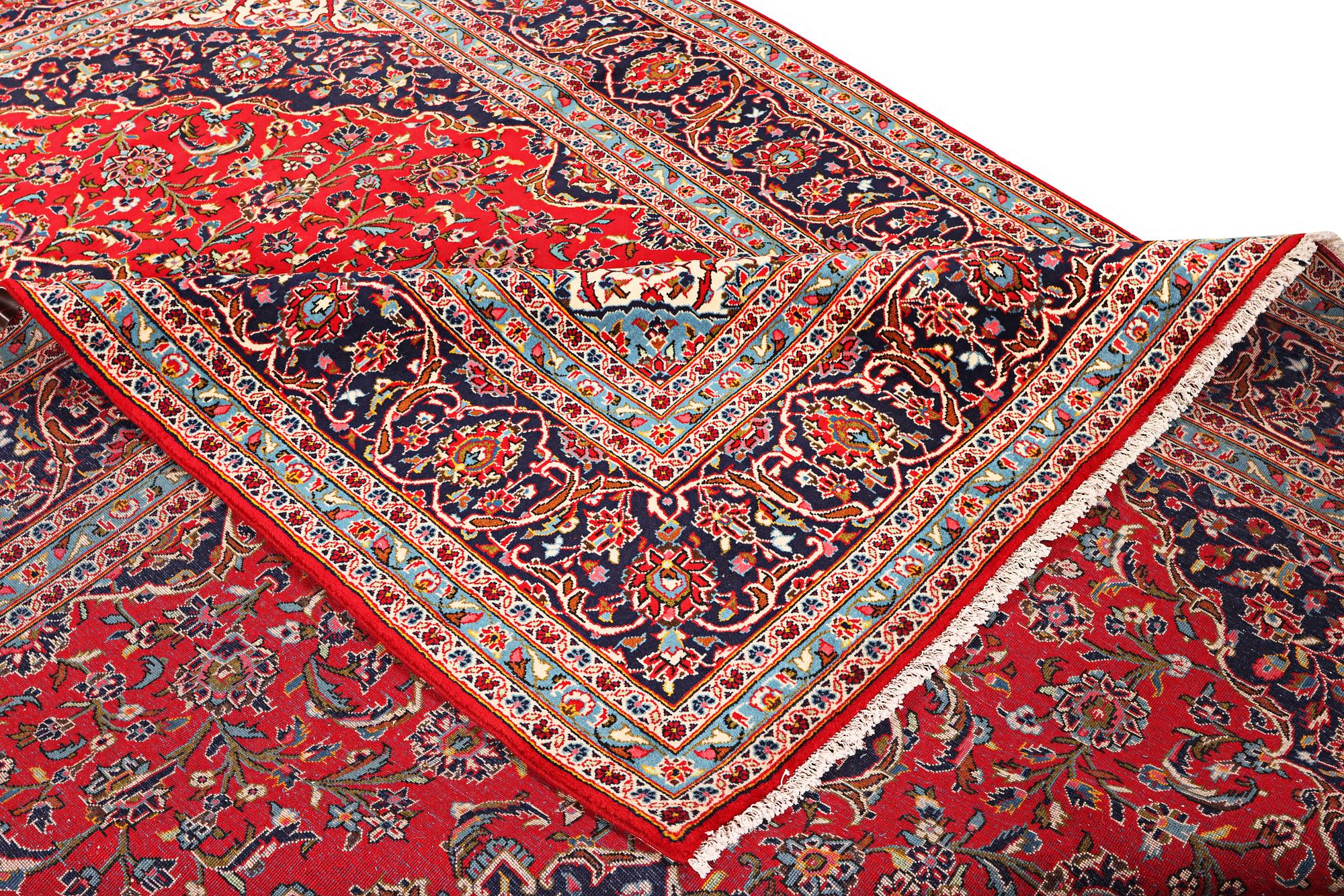 A Kashan carpet, a. 360 x 245 cm.