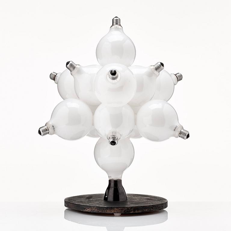 Dan Wolgers, "Skulptur I (Glödlampor)".