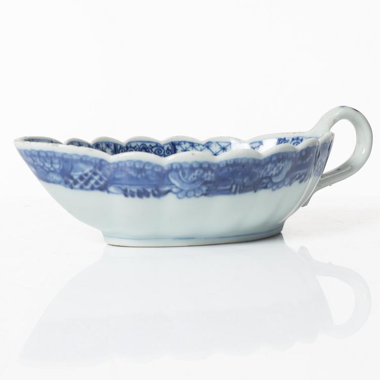 A Chinese blue and white export porcelain sauce boat and a sauce bowl, Qing dynasty, Qianlong (1736-95).