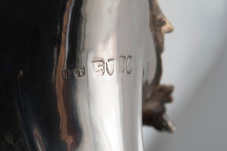 VIINIKANNU, sterling hopeaa. J.E. Terry Lontoo 1840. Korkeus 31 cm, paino 1093 g.