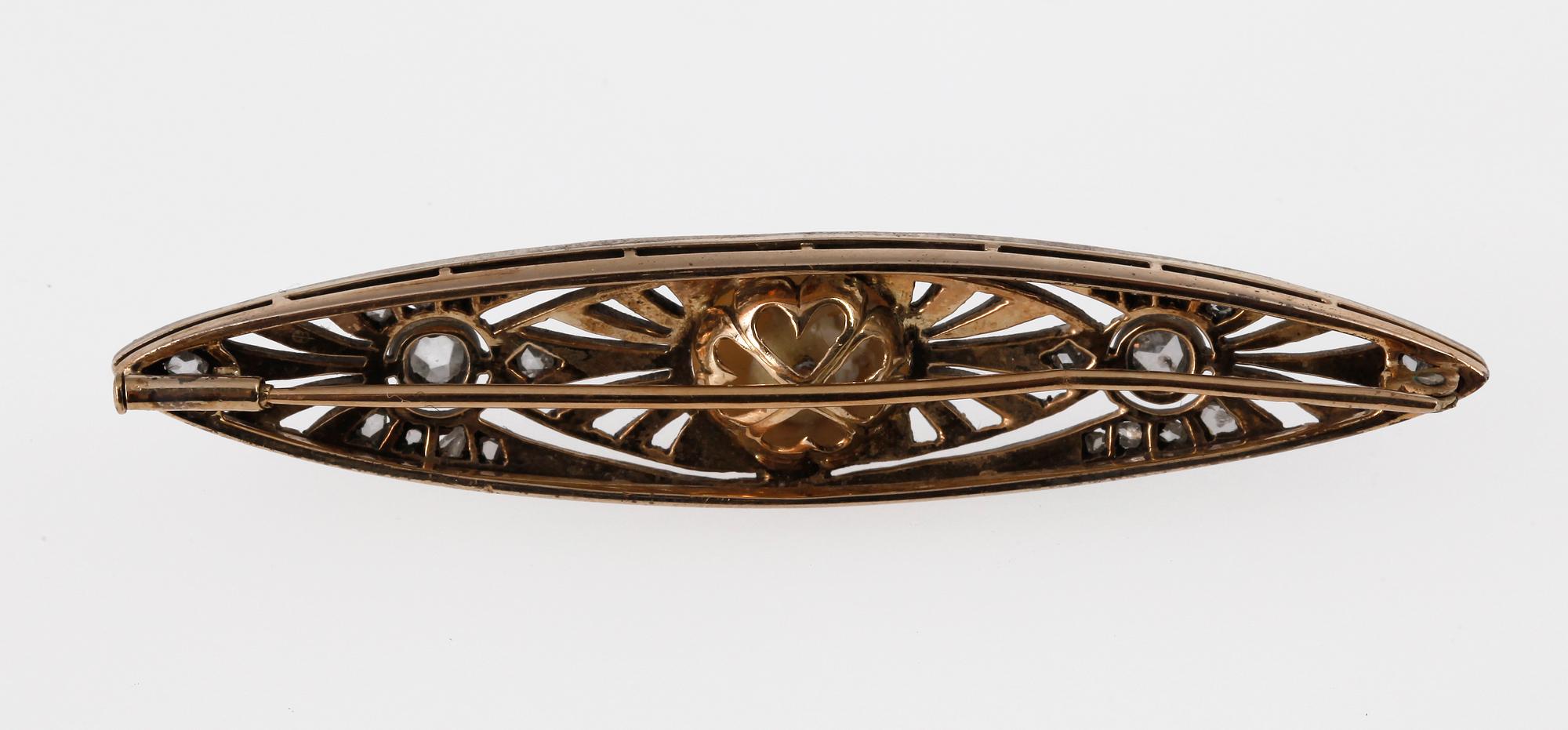 BROOCH, 18k gold with rose cut diamonds and cultured mabe pearl, 1920's.