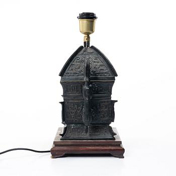 Bordslampa, Kina, brons, 1900-talets senare del.
