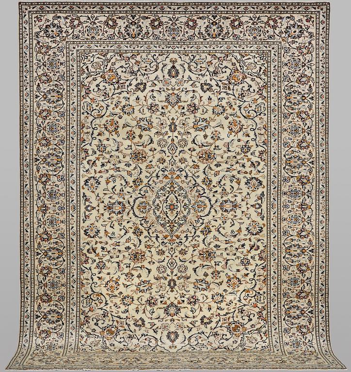 A carpet, Kashan, ca 298 x 199 cm.