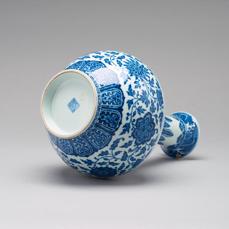 A blue and white vase, Qing dynasty, with Qianlong seal mark.