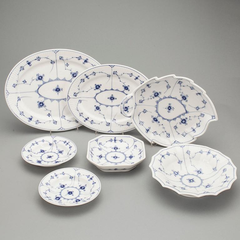 SERVISDELAR, ca 90 delar, porslin, "Musselmalet", Royal Copenhagen.