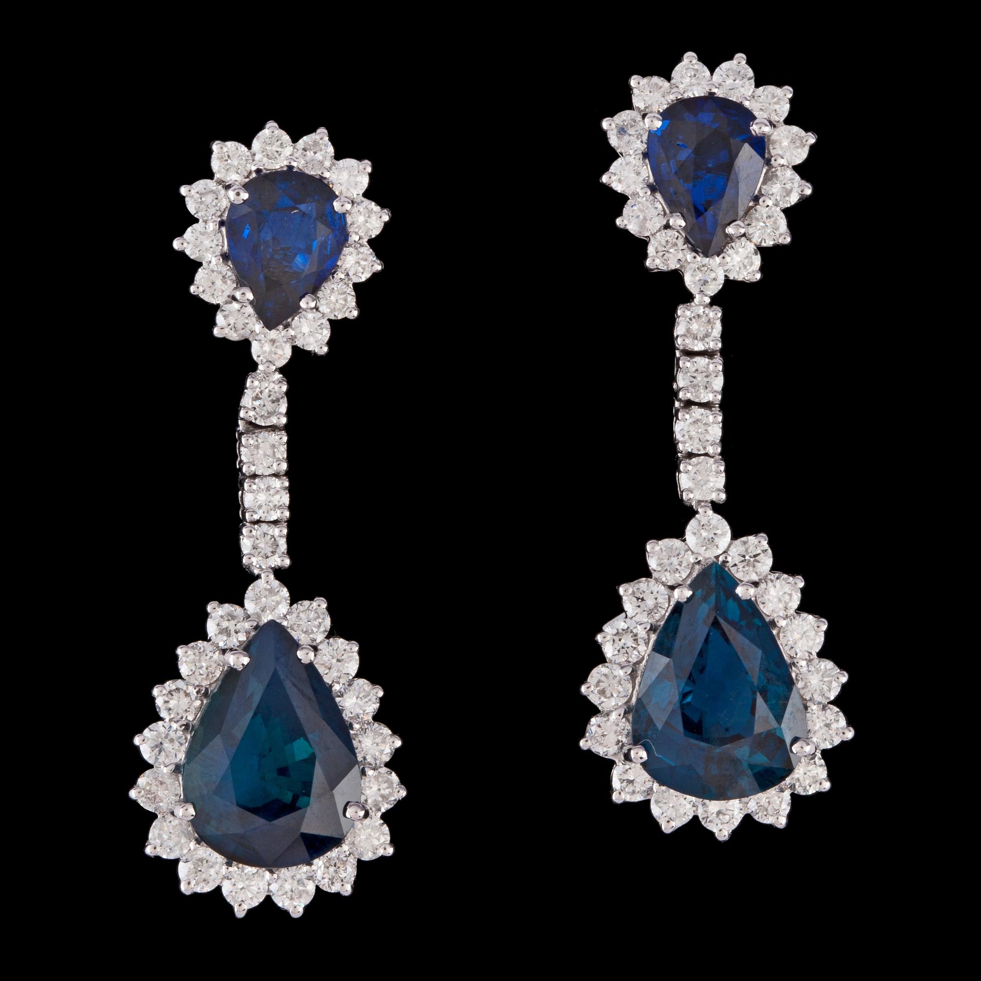 ÖRHÄNGEN, fasettslipade blå safirer, tot. 9.17, briljantslipade diamanter, tot. 2.26 ct.