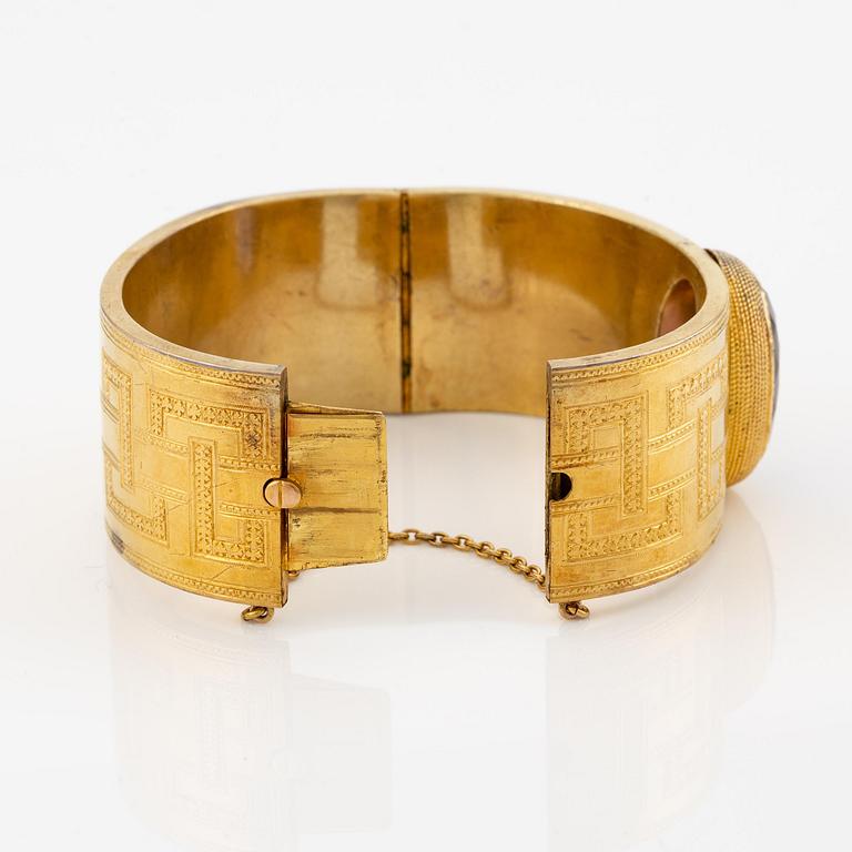 Armband 14K guld med en fasettslipad ametist.