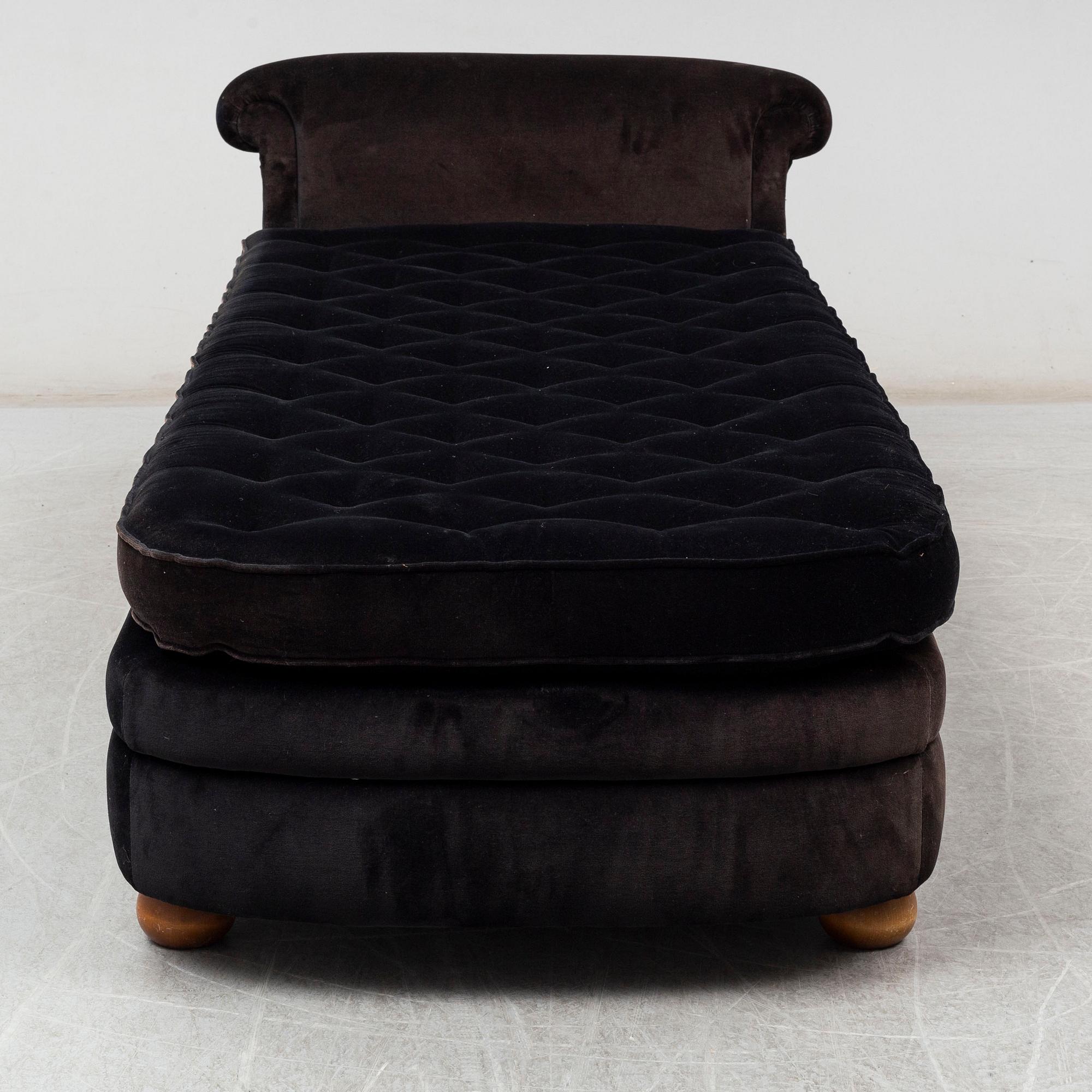 A model 775 daybed by Josef Frank for Firma Svenskt Tenn.