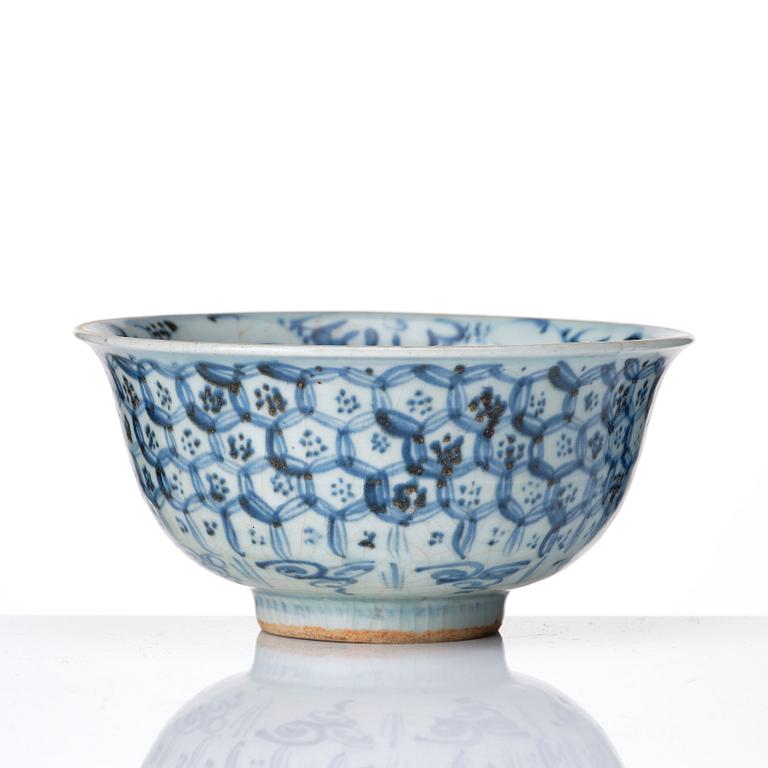 A blue and white Meiping vase and a bowl, 16th Century.