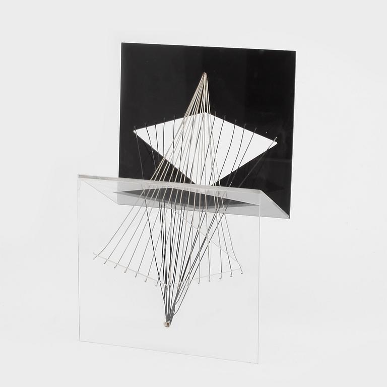 OKÄND KONSTNÄR. Skulptur. Plexiglas samt metall.