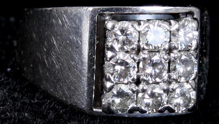 RING, vitguld samt 9 briljanter. Tot vikt 7 gram.