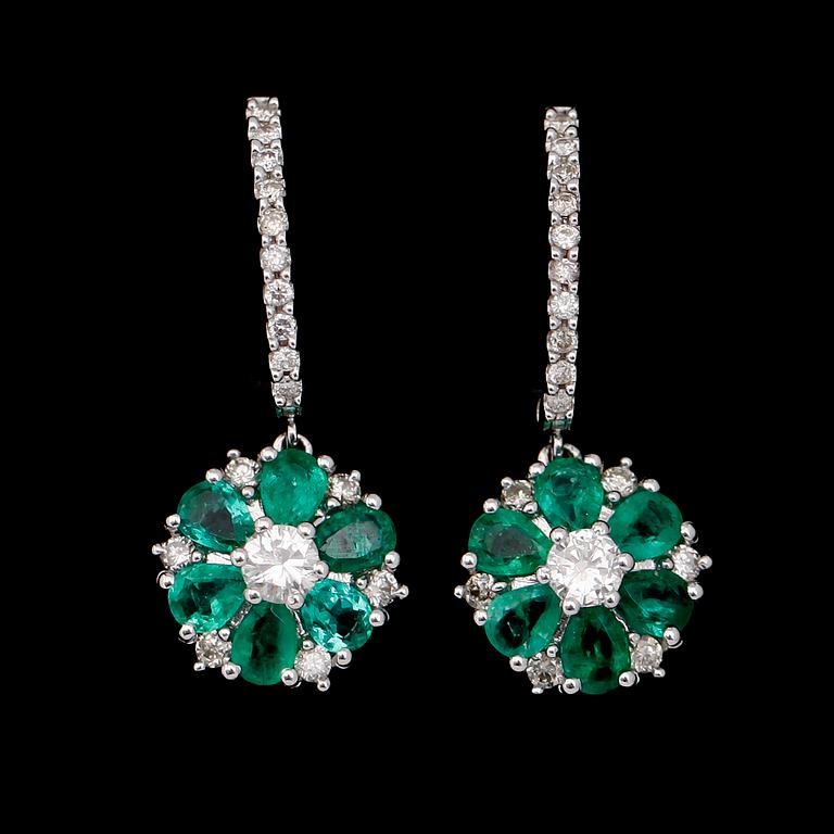 ÖRHÄNGEN, 18 k vitguld, smaragder tot ca 1.47 ct, briljantslipade diamanter tot ca 0.61 ct.