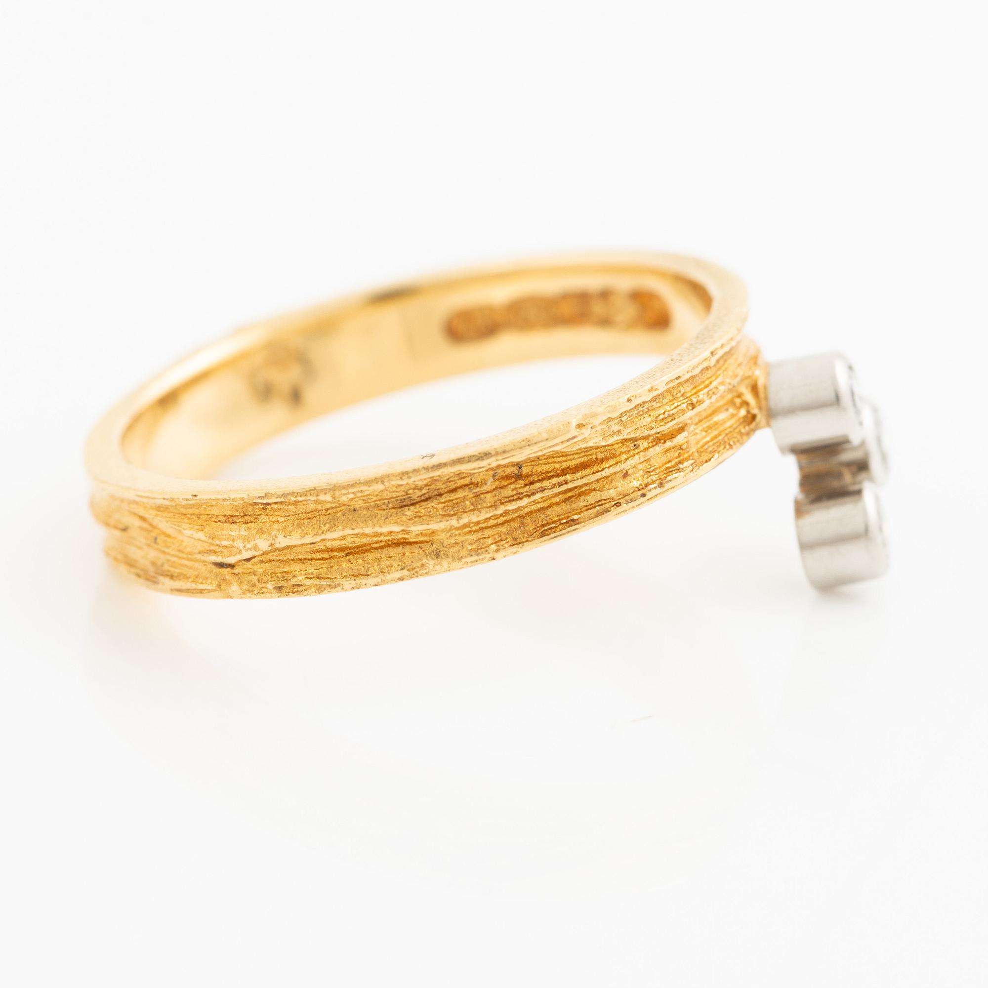 Björn Weckström, ring, 18K guld med tre runda briljantslipade diamanter, Finland 1975. För Lapponia.