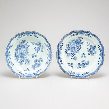 A part blue and white dinner service, Qing dynasty, Qianlong (1736-95). (22 pieces).