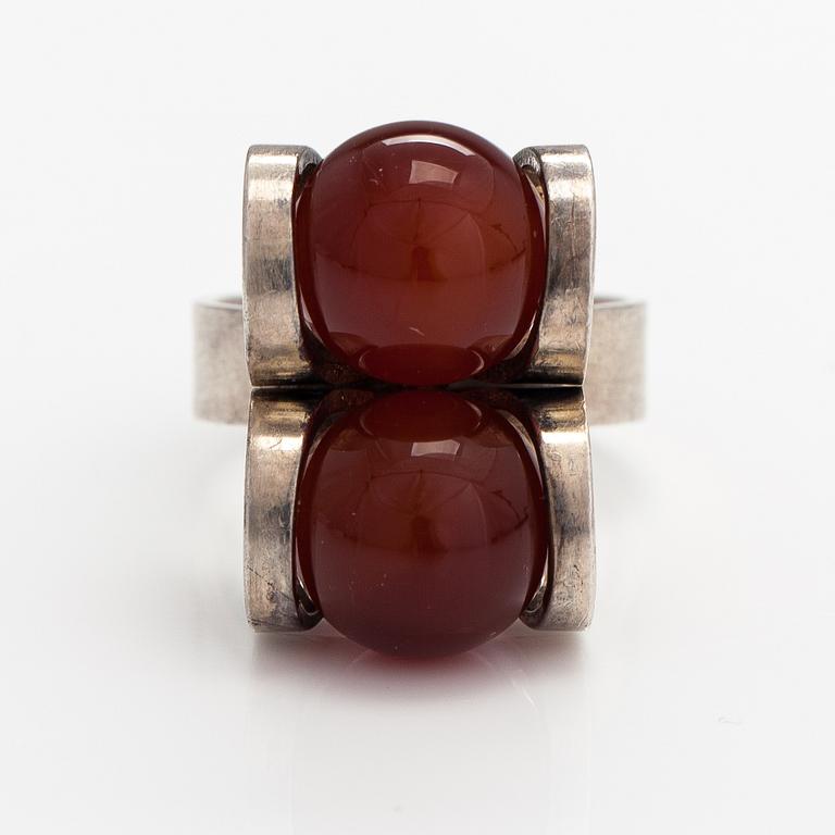 Elis Kauppi, A sterlingsilver ring with chalcedonies. Kupittaan kulta, Turku 1974.