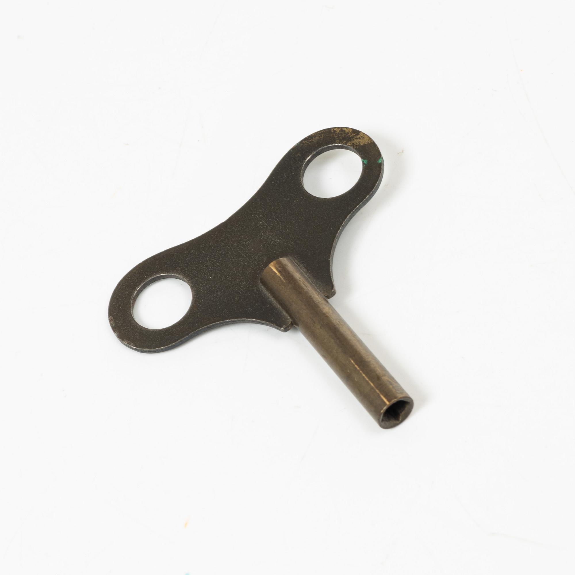 A Louis XVI-style mantle clock, around 1900.