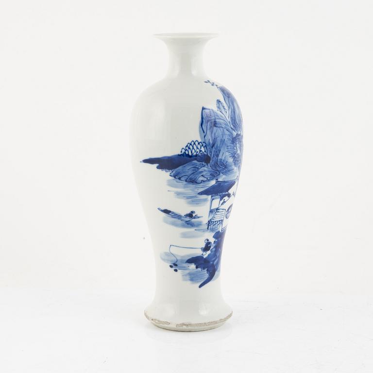 A blue and white porcelain vase, China, Qing dynasty, 19th century.