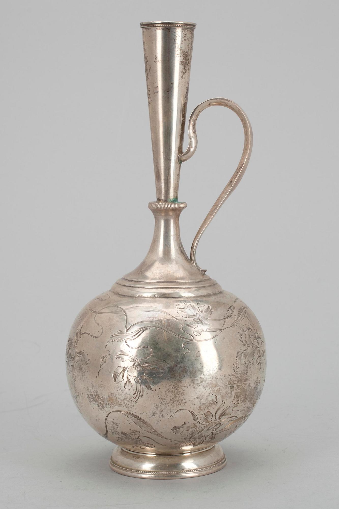 VODKAKARAFF, silver, Ryssland, sekelskiftet 1800/1900-tal. Tot vikt ca 508 g.