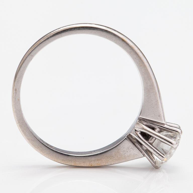 Sormus, 18K valkokultaa ja timantti n. 1.01 ct todistuksen mukaan.