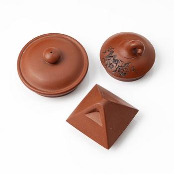 A group of three Chinese yixing teapots, 1980/90s.