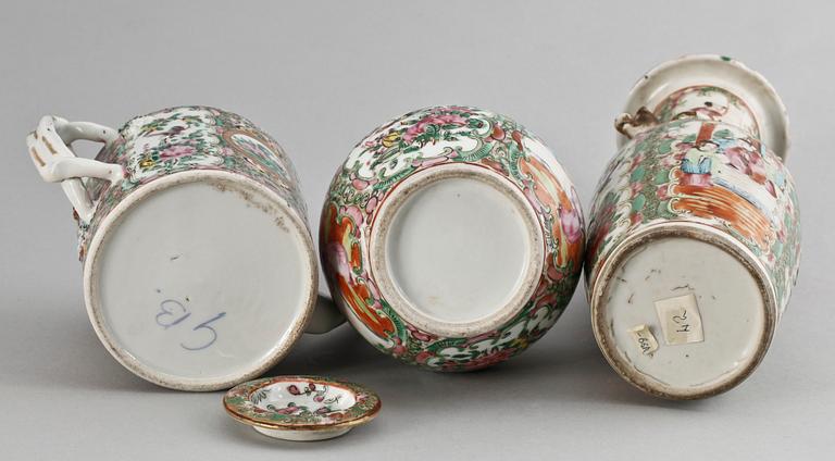 VASER 2 st SAMT TEKANNA, porslin, Kanton, Kina 1800-tal.