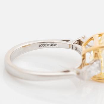 Gübelin ring platina och 18K guld med en radiantslipad diamant 3.21 ct Fancy Intense Yellow vvs 1.