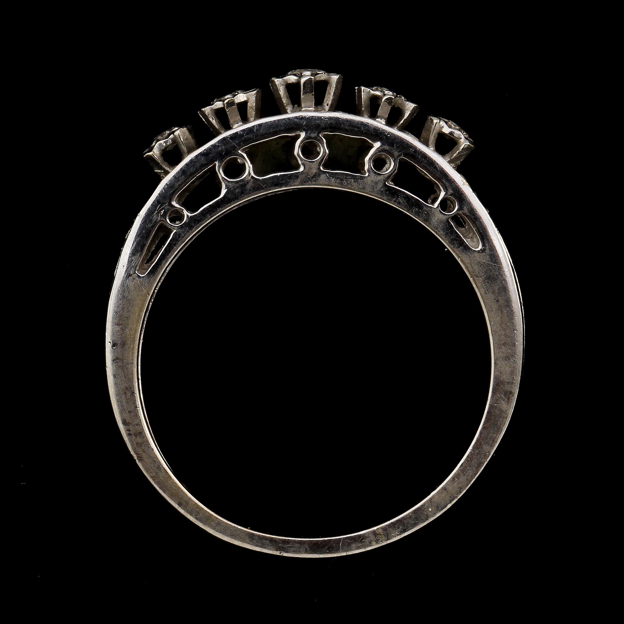 RINGAR, 2 st, 18k vitguld och briljanter, ca 0.15 resp 0.5 ct. Vikt 9 g.