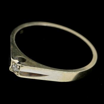 RING, 18k vitguld med åttkantslipad diamant, importstämplad, 1900-talets senare hälft. Vikt 3 g.