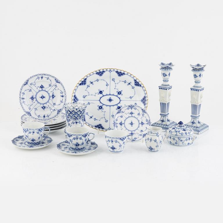 Servis, 14 delar, porslin, "Musselmalet", hel- och halvblonde, Royal Copenhagen, Danmark.