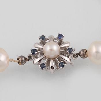 COLLIER, odlade sötvattenspärlor med lås i 18K vitguld med 6 fasettslipade blå safirer, utländska stämplar.