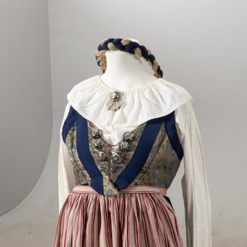 Häradsdräkt, Torna härad, Charlotte Weibull daterad 1986.