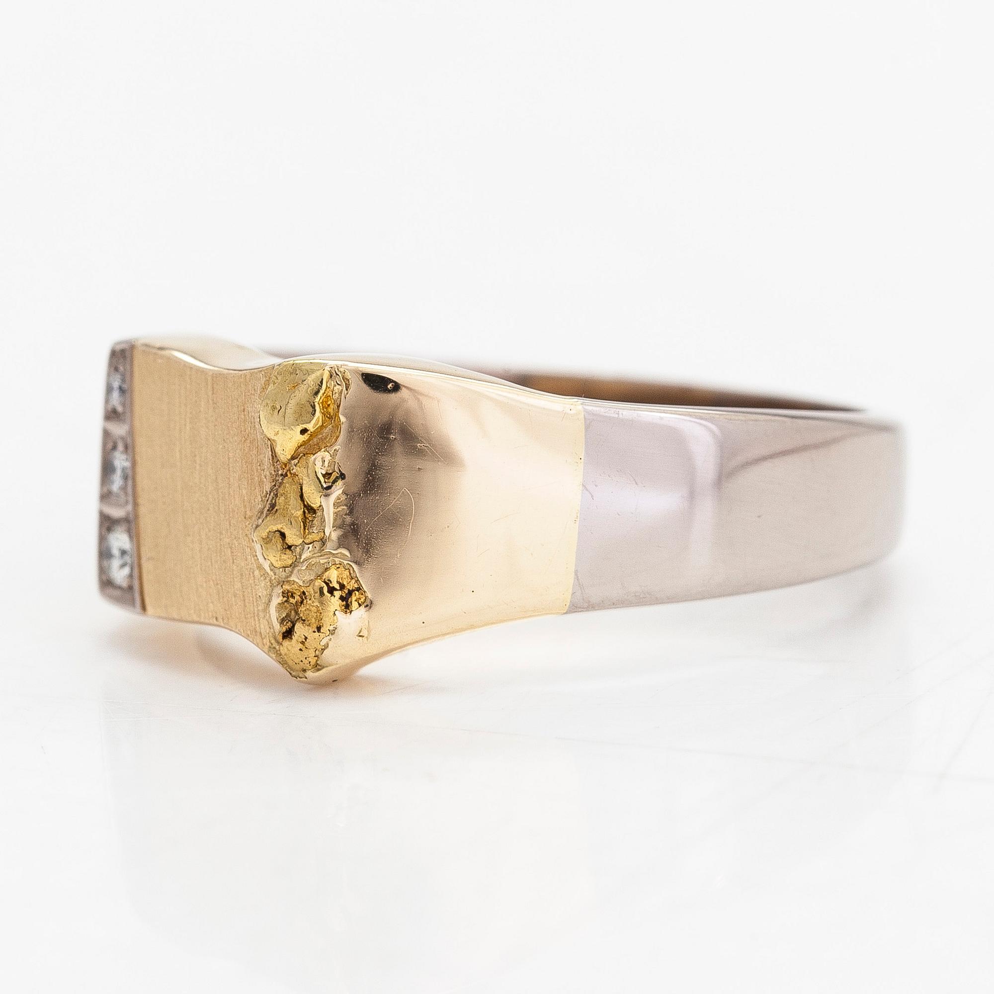 Klackring, 18K vit-/gultguld, briljantslipade diamanter tot. ca 0.06 ct.