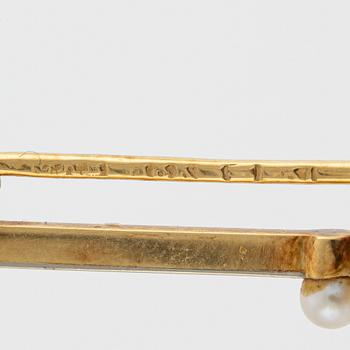 Brooch pin 18K gold with cushion-cut aquamarine and seed pearls.